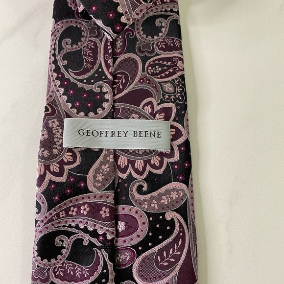 Geoffrey Beene 100% silk necktie - Picture 2 of 3